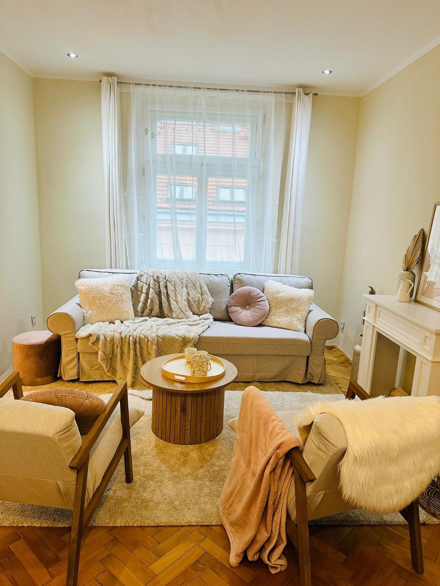 Apartament Away From *
